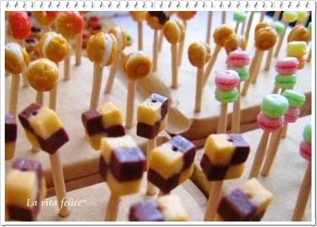 粘土で作った直径8ミリのミニチュアスイーツをUVレジンでコーティング2