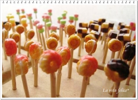 粘土で作った直径8ミリのミニチュアスイーツをUVレジンでコーティング1