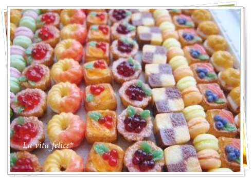 ５～８ｍｍのミニチュアスイーツを並べた作品