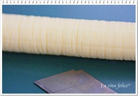 樹脂粘土でバナナの筋模様をつけている制作過程