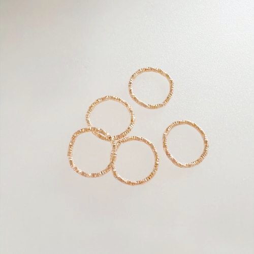 ゴールドのデザインフープ