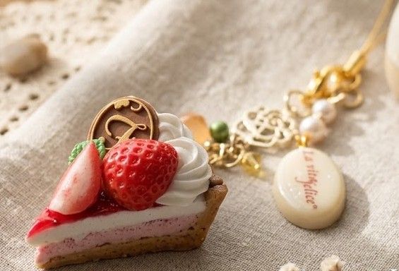 樹脂粘土製フルーツタルトのストラップ。いちご