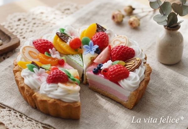  La vita felice*の樹脂粘土製フルーツタルト（約4cm）。様々なフルーツとホイップクリームがたっぷりと乗った、カラフルでリアルなタルトケーキの全体像。
