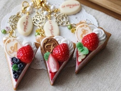 La vita felice*の樹脂粘土製フルーツタルトのストラップ。３種